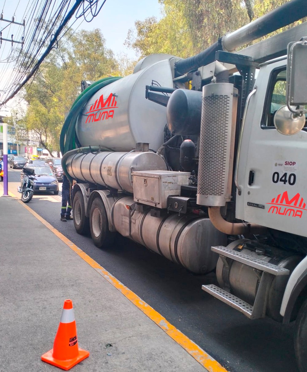 Camión Vactor 2100 de Mantenimiento MUMA estacionado en la calle durante un servicio