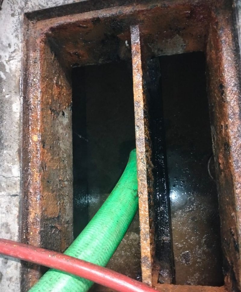 Trampa de grasa después de la succión, con las mangueras del camión Vactor