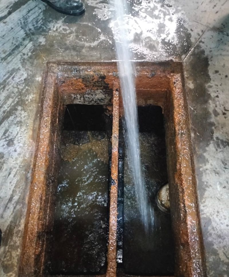 Limpieza de una trampa de grasa con chorro de agua a presión