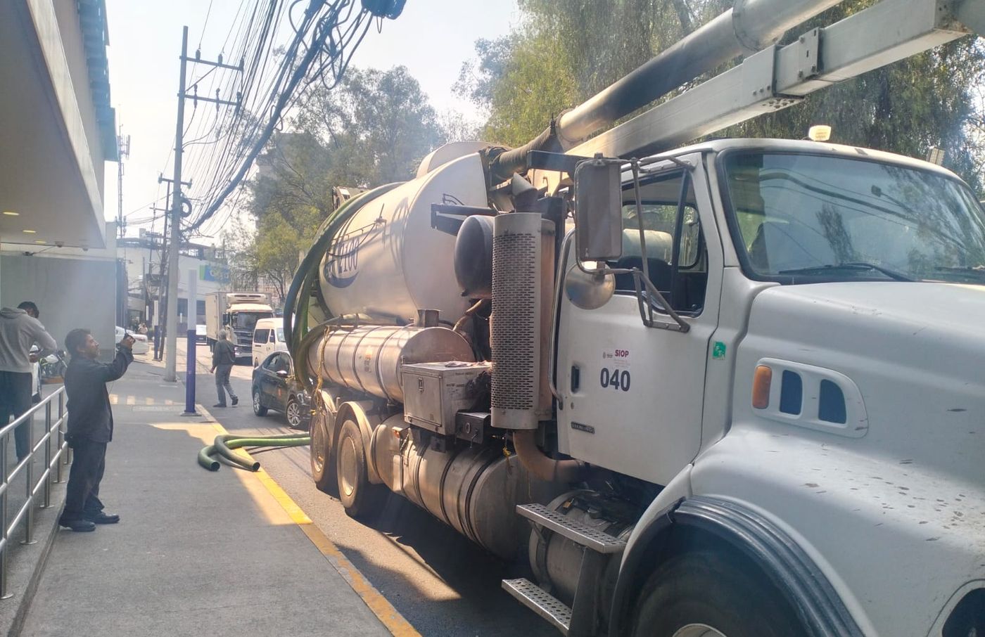 Camión Vactor 2100 Series, unidad 040, trabajando en la vía pública